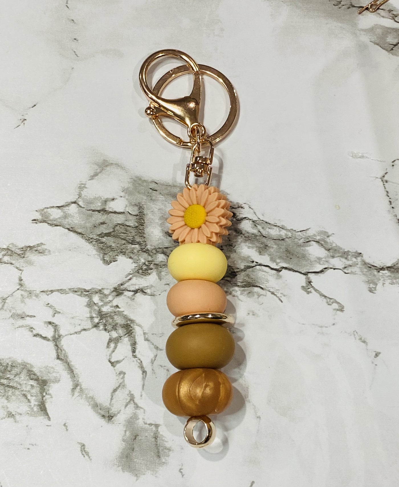 Peach daisy keychain